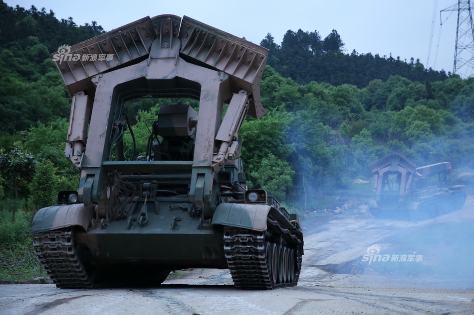 夜色中的装甲!解放军95式自行高炮过城区移防_高清图集_新浪网