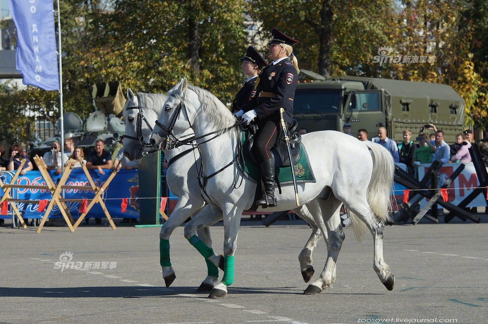 毛妹和白马!俄罗斯内务部的女骑兵英姿飒爽