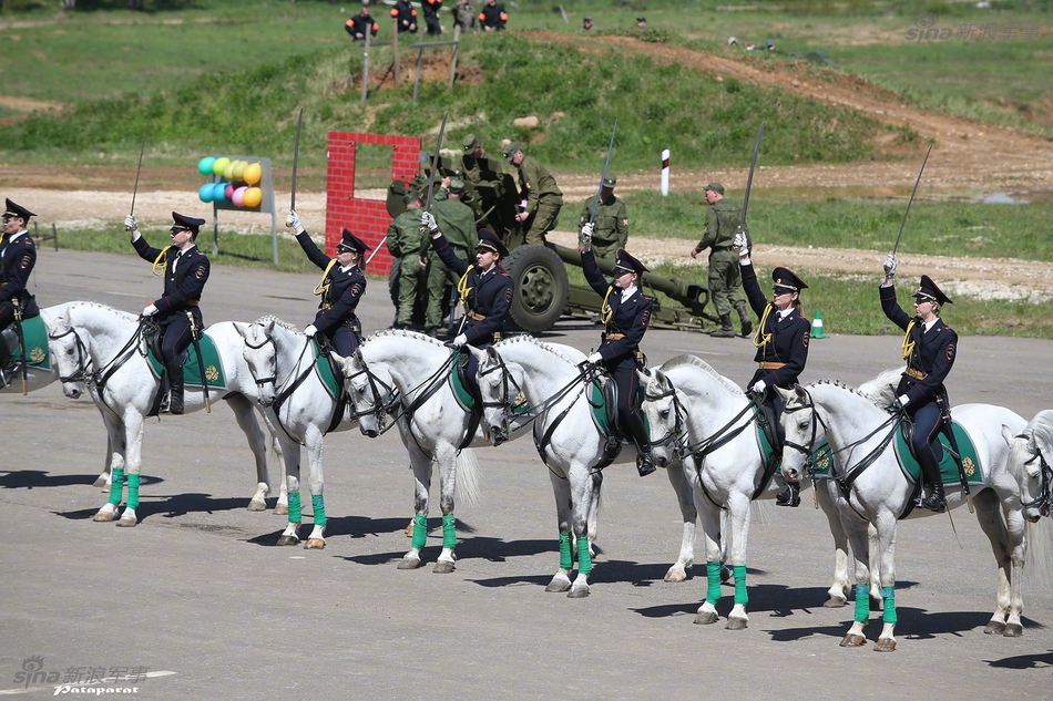 毛妹和白马!俄罗斯内务部的女骑兵英姿飒爽