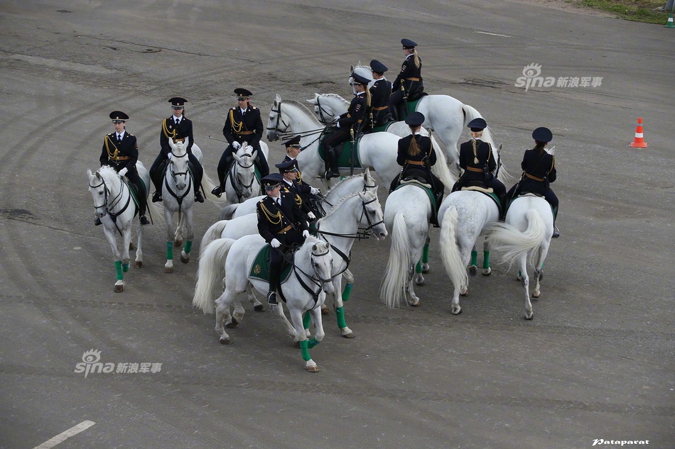 毛妹和白马!俄罗斯内务部的女骑兵英姿飒爽