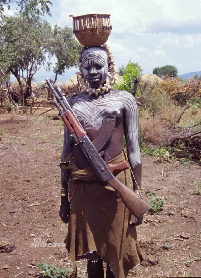 非洲黑蜀黍的ak47艺术照:其实都是中国产56式