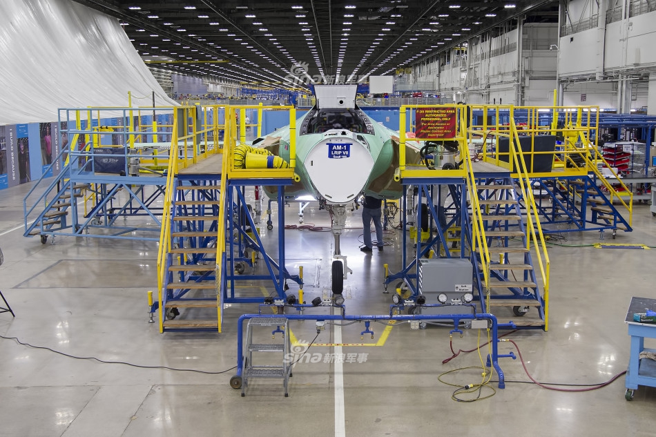 中国必须迎头赶上!美f35战机生产线上密密麻麻