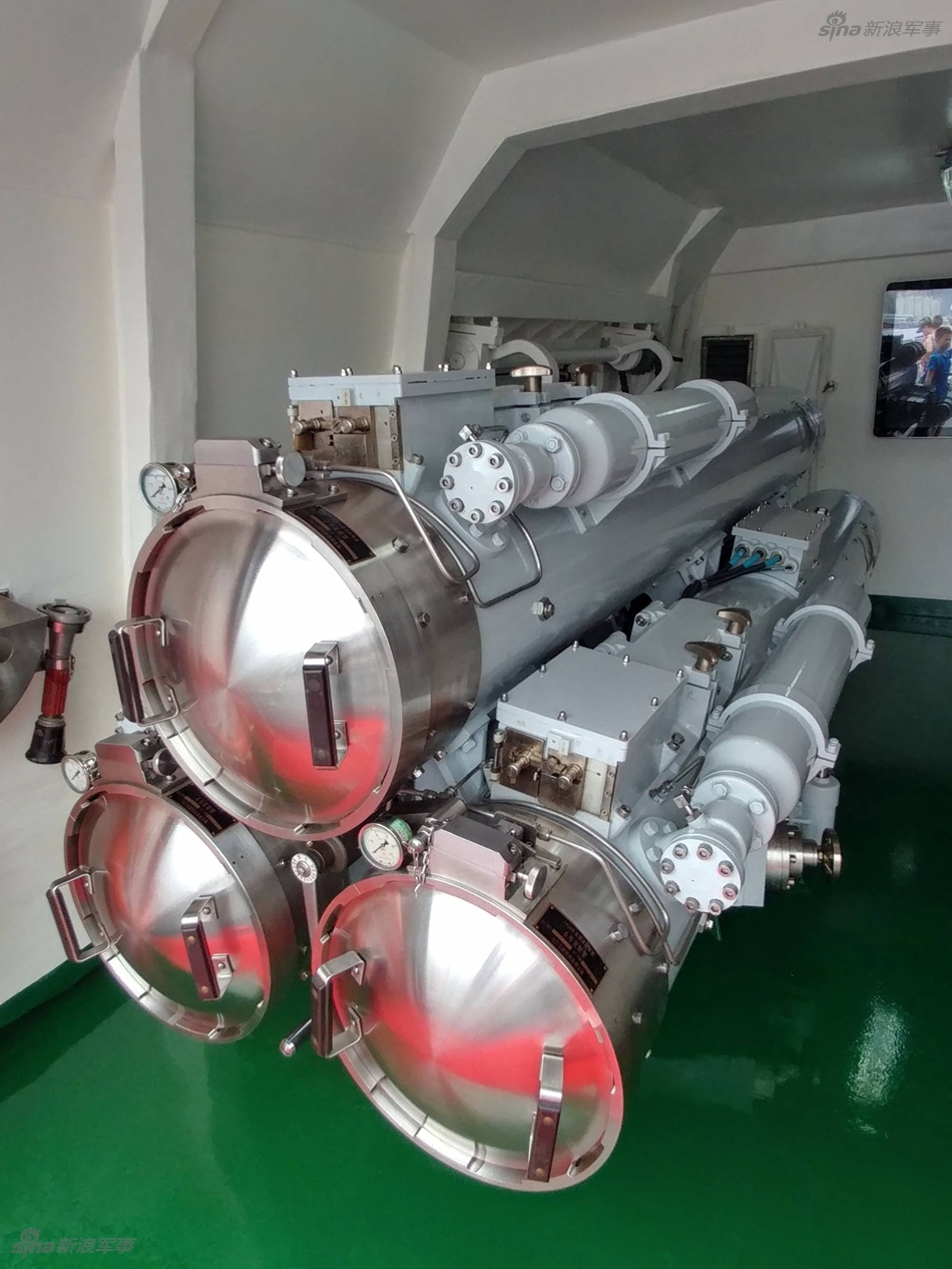 走近中国056轻护324mm三联装鱼雷发射管细节
