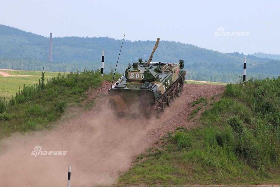 动力强劲!解放军zbd03伞兵战车备战空降排比赛