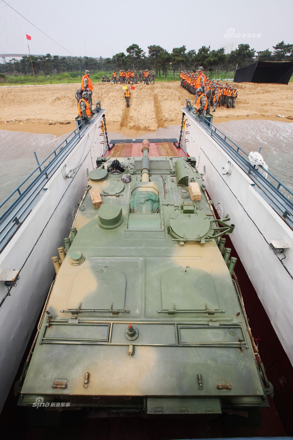 五对轮上岸啦解放军59d坦克驶出069型登陆舰