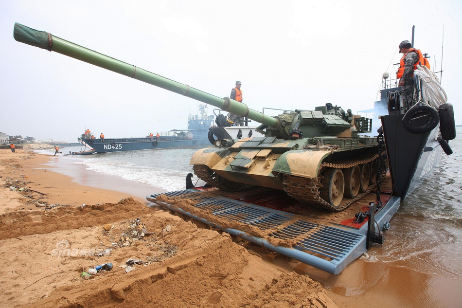 五对轮上岸啦解放军59d坦克驶出069型登陆舰