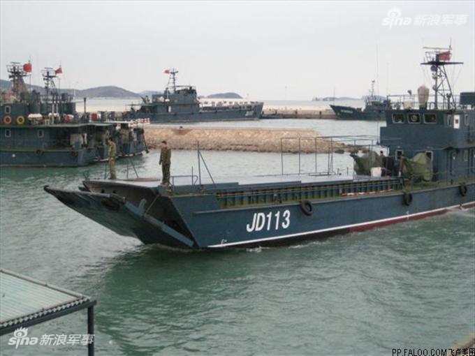 解放军59d坦克驶出069型登陆舰_高清图集_新浪网