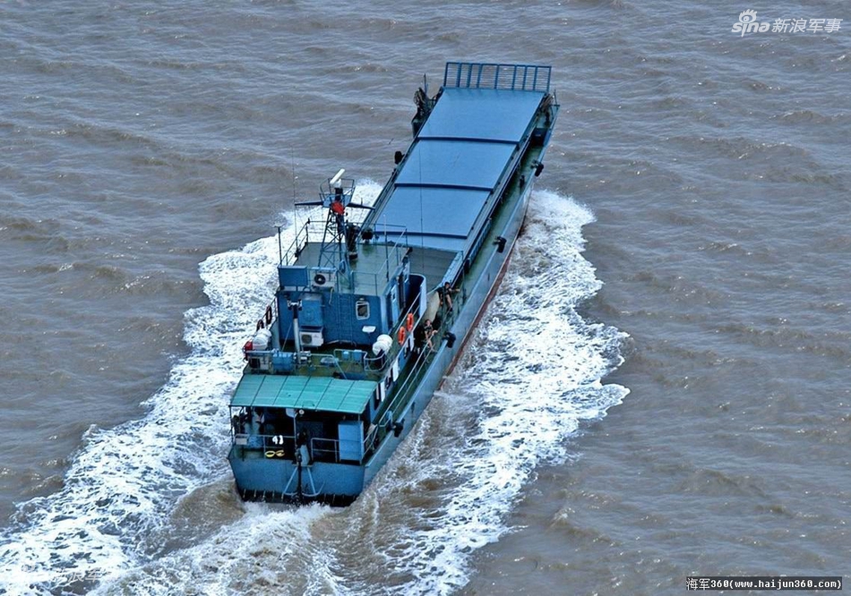 五对轮上岸啦解放军59d坦克驶出069型登陆舰