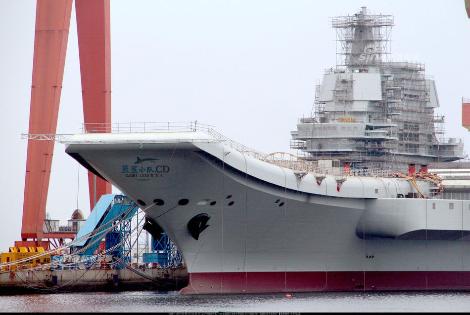 根据最新网友拍到的照片显示,舾装中的中国首艘001a型国产航母已经