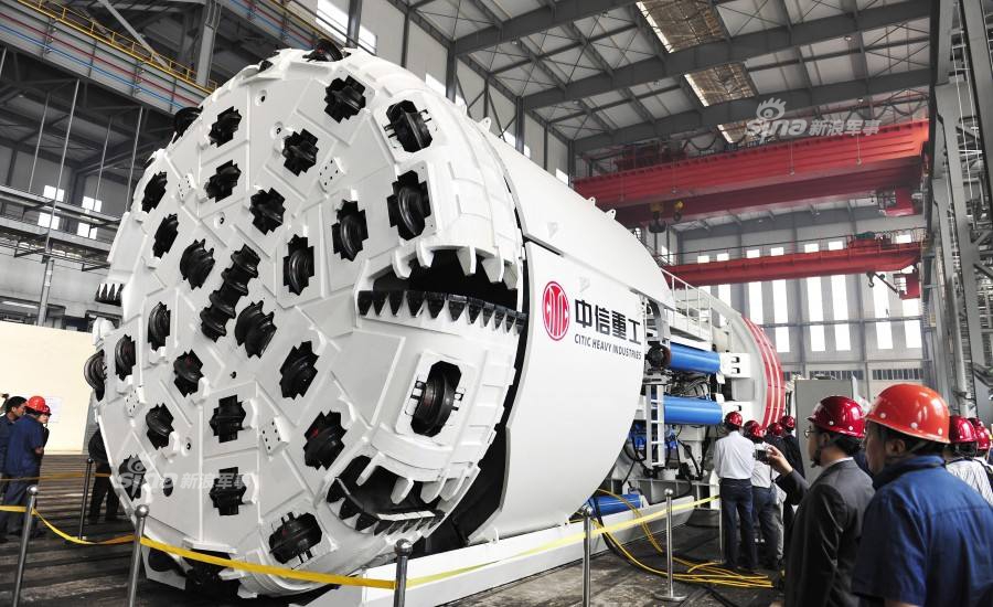 中国制造又一突破!国产硬岩掘进机彩云号下线