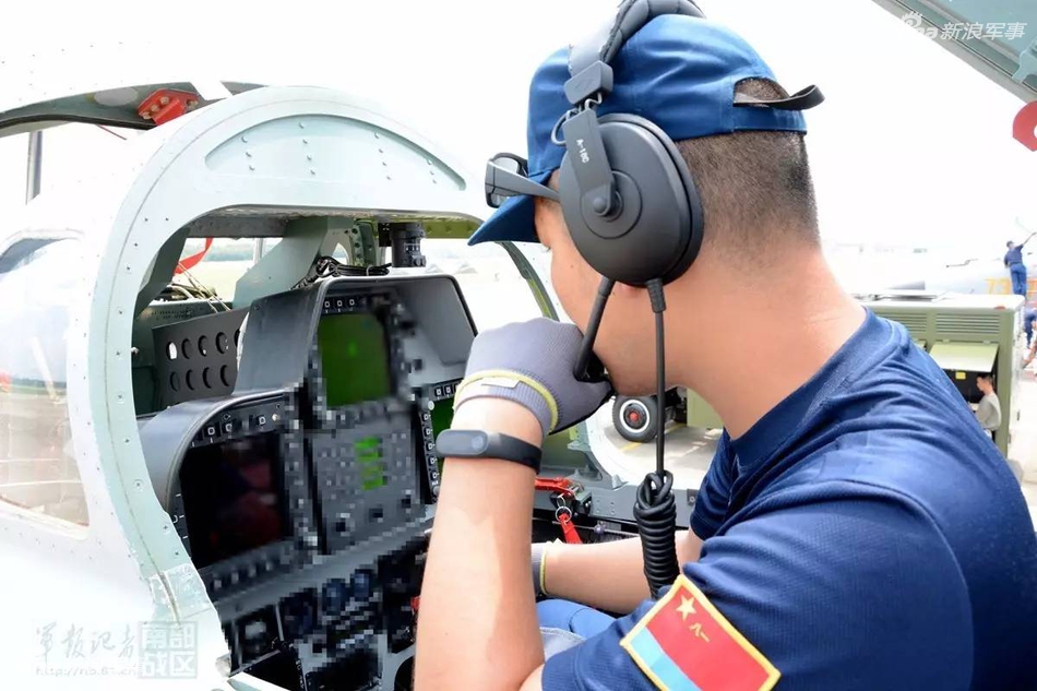 飞豹的座舱曝光:解放军南部空军组织飞行训练