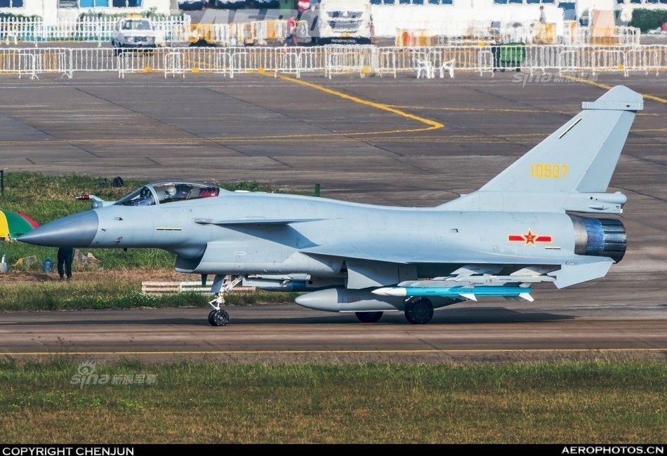 只是模型吗?疑似中国歼10b战机大挂载飞行照