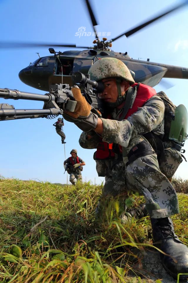 海上燃起霹雳火我军陆航武直10机群跨海实弹演练