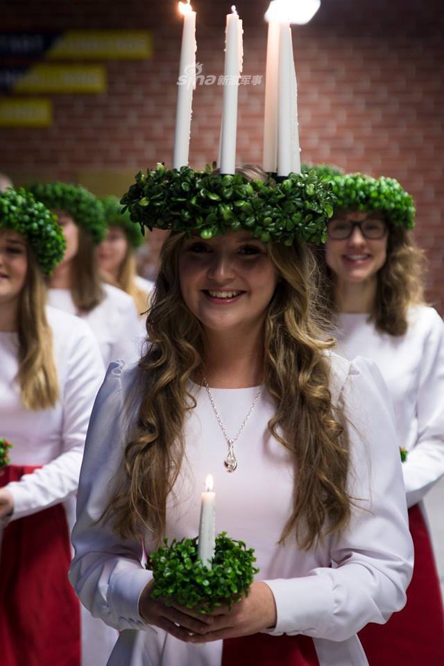 芬兰海军陆战队大岛旅庆祝芬兰传统节日"圣露西亚节"(saint lucia day