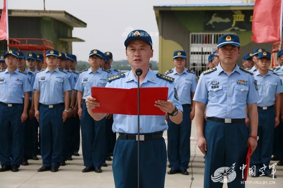 向战神告别!我空军某部军官退役仪式轰6k镇场