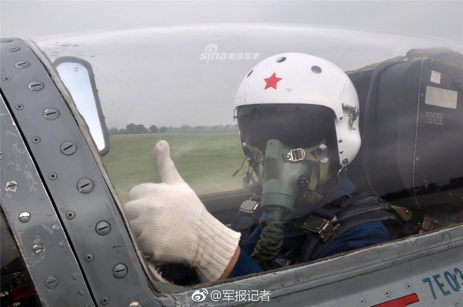 晴空之下,一架架战机展翅高翔,直冲云霄!