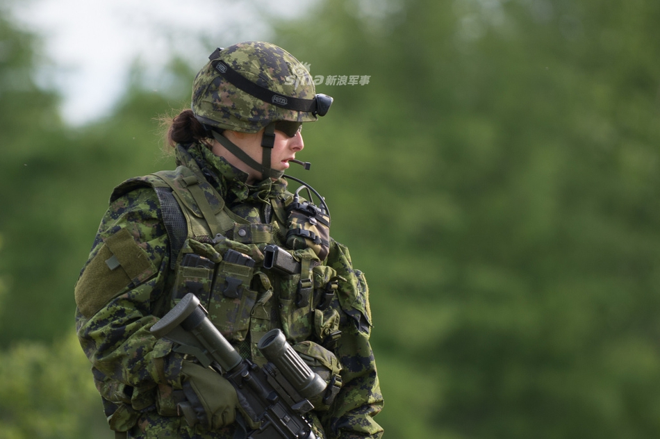 一看就不是花瓶!加拿大女兵彪悍健壮能打仗