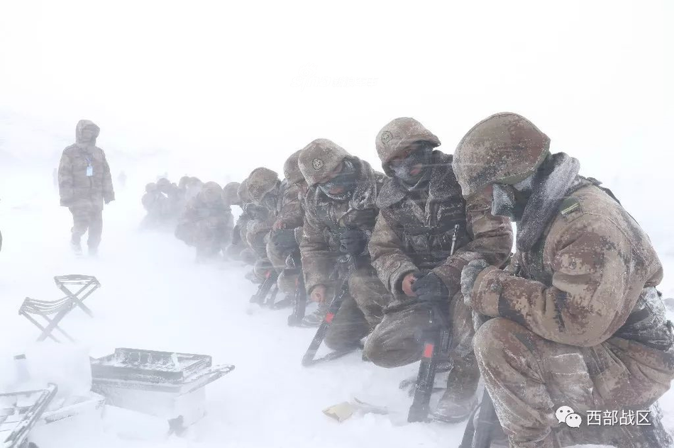 不懼自然之威!西藏軍區官兵高原風雪中的實彈射擊