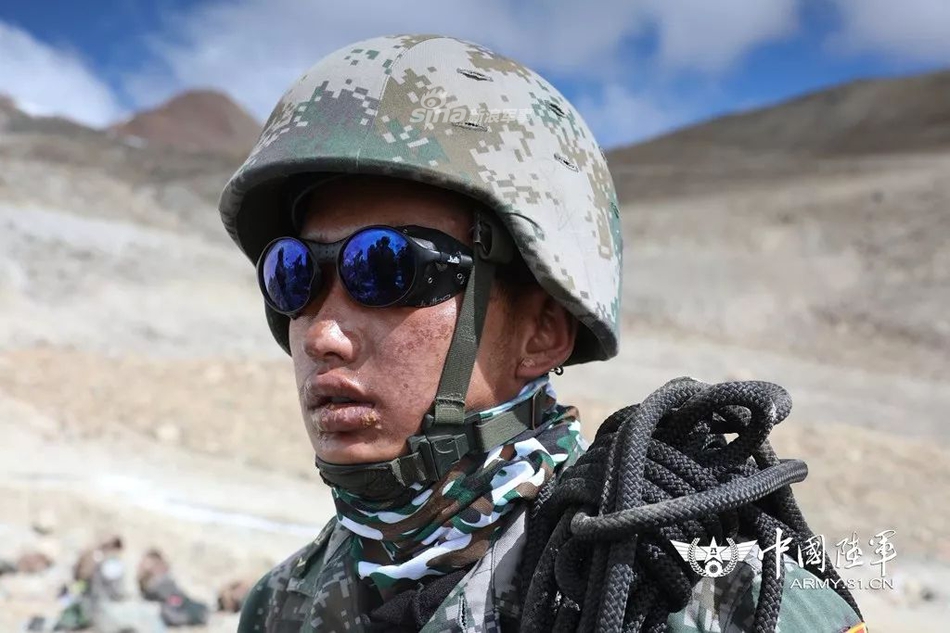 向最可爱的人致敬!我西藏边防军人嚼冰卧雪守边疆