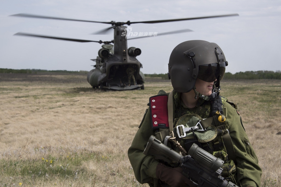 一看就不是花瓶!加拿大女兵彪悍健壮能打仗