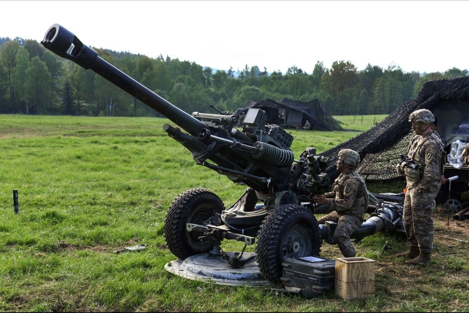 第4营在格拉芬沃恩训练区采用m119a3型105毫米榴弹炮进行实弹射击训练