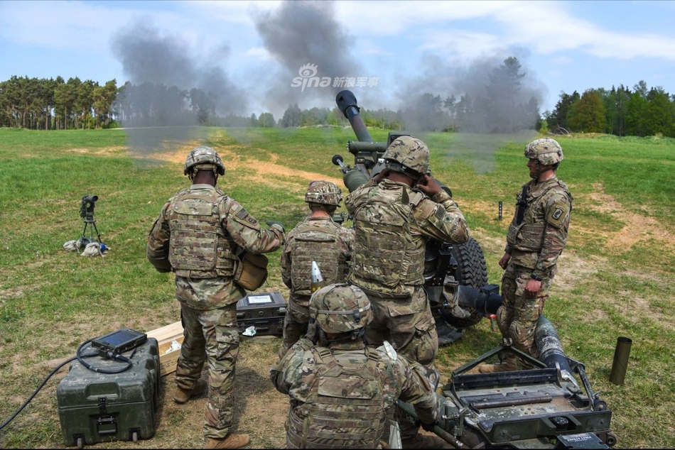 操纵很娴熟!驻德美军炮兵105mm榴弹炮实弹射击