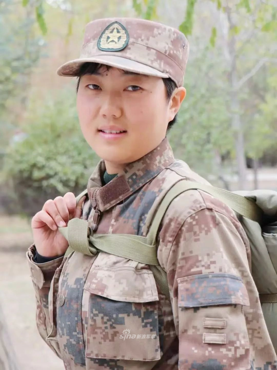 "千禧女兵"参军前后对比:迷彩青春最靓丽