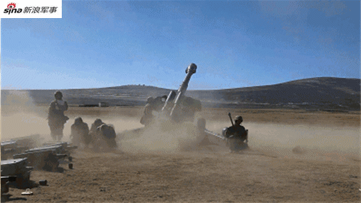 火舌从膛出！我炮兵用66式加榴炮进行高原火力考核