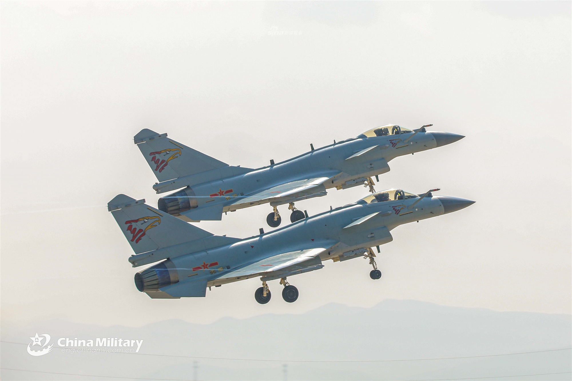 云岭红鹰亮爪牙!南部战区空军歼10c/s节后编队首飞