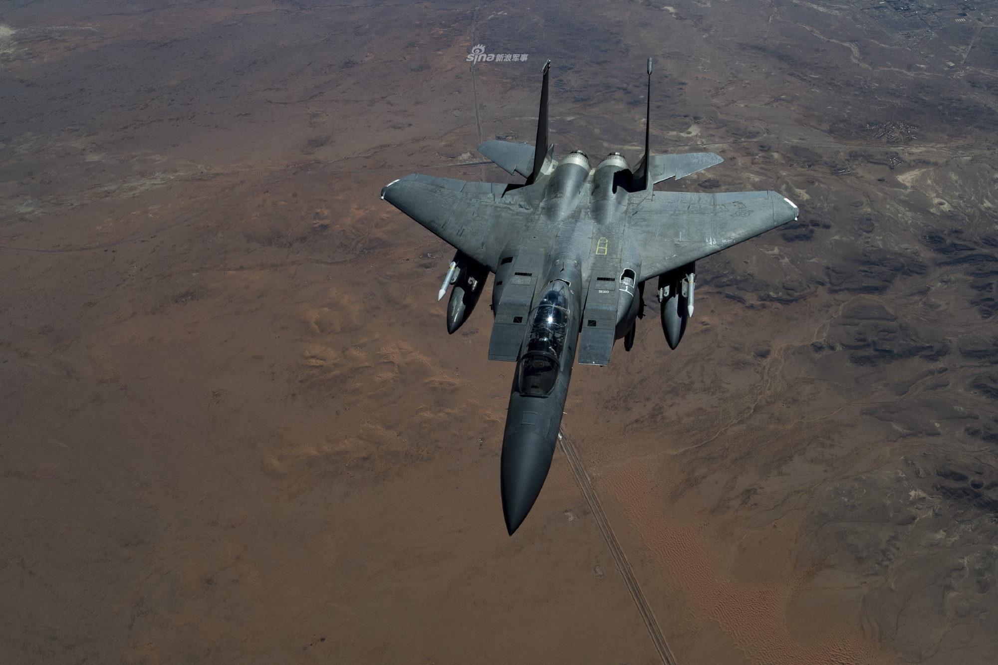 使出吃奶的劲!美驻英空军联队f15e空中硬管加油训练