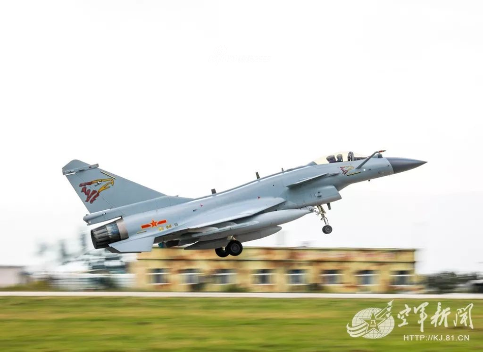 雏鹰前途无量!空军大红鹰旅新飞行员毕业就飞歼10c