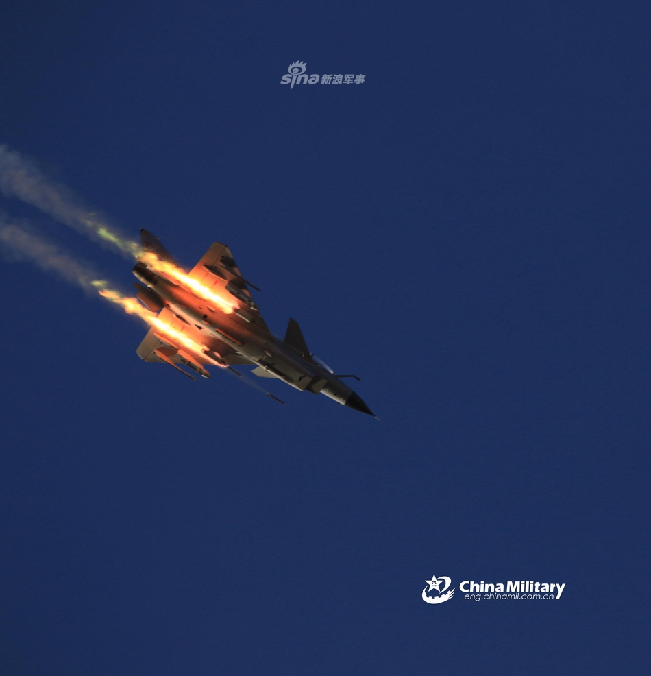 再优秀也不能忘本!南部战区歼10战机高原狂飙火箭弹