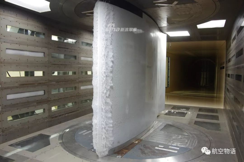 试验原理是在风洞中构建低温,低压以及高湿的云雾环境,并通过气流运动