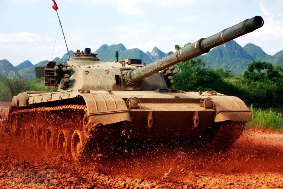 战车内的战士们汗流浃背,汗水沿着刚毅的脸庞一股股流下.