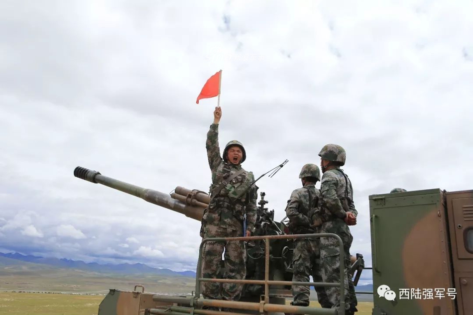 我77集团军卡车炮青藏高原集群射击