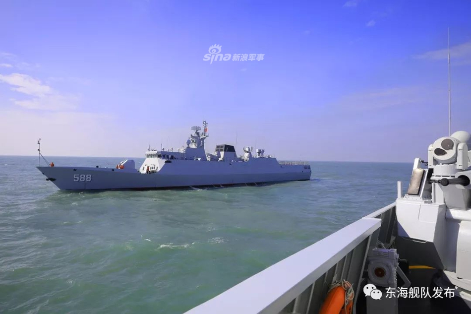 1 / 9 12月上旬,东部战区海军某护卫舰支队舰艇编队在清晨一阵急促的