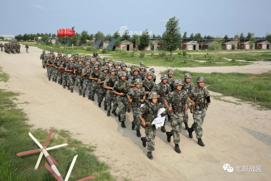火力全开从朝至暮!陆军"暴风雨部队"实弹演习战犹酣
