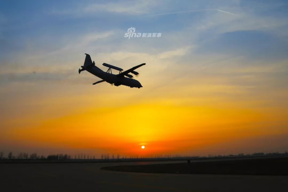 这组合攻防兼备!北海舰队空警200携飞豹战机踏上征程