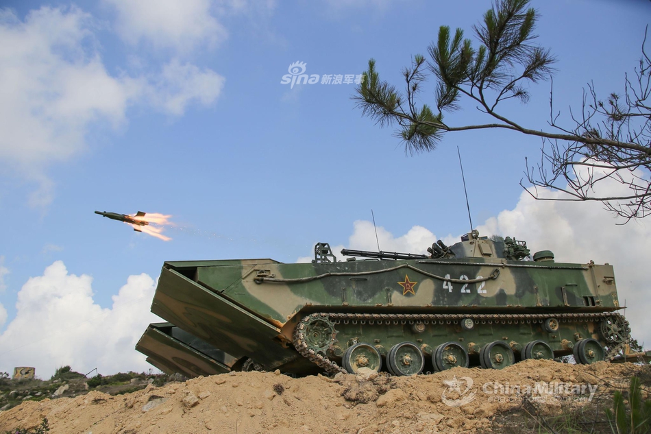 只能欺负勇虎了!我陆军两栖战车射红箭73反坦克导弹