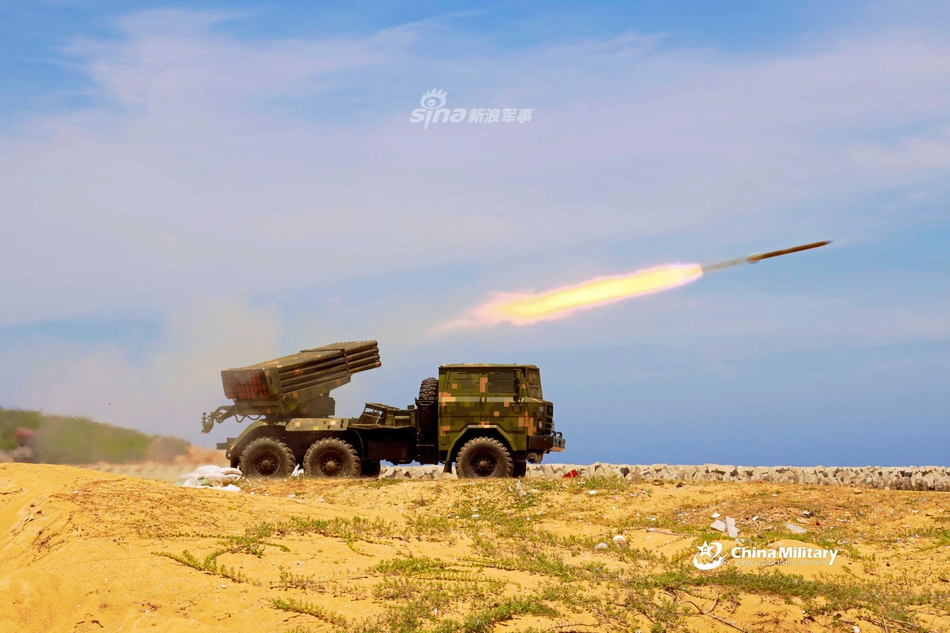 别来南海打转转陆军东南雄师81式火箭炮勤练对海攻击