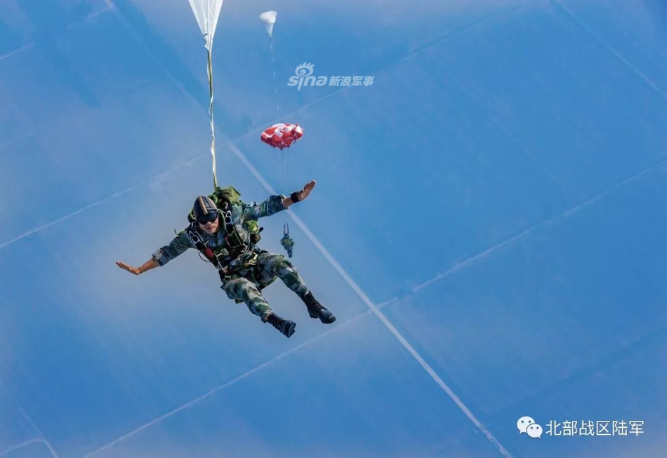 装备虽老精神好!我陆军特种部队乘米17跳伞视角独特