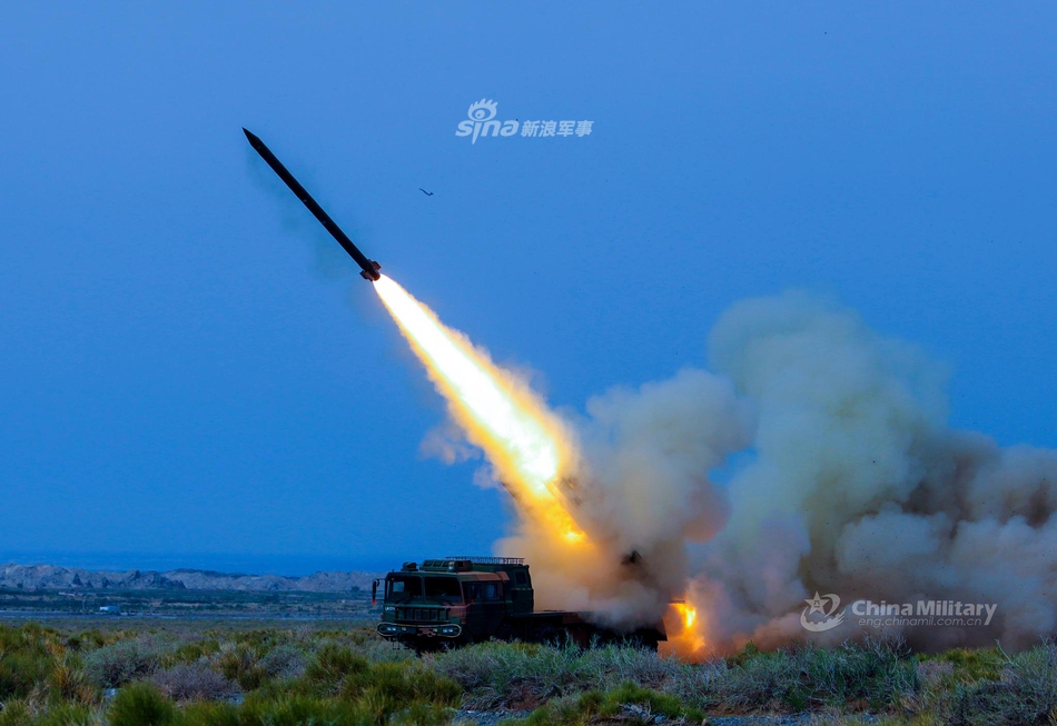 向敌人泼洒真理!我军03式远火实弹射击卫星制导弹