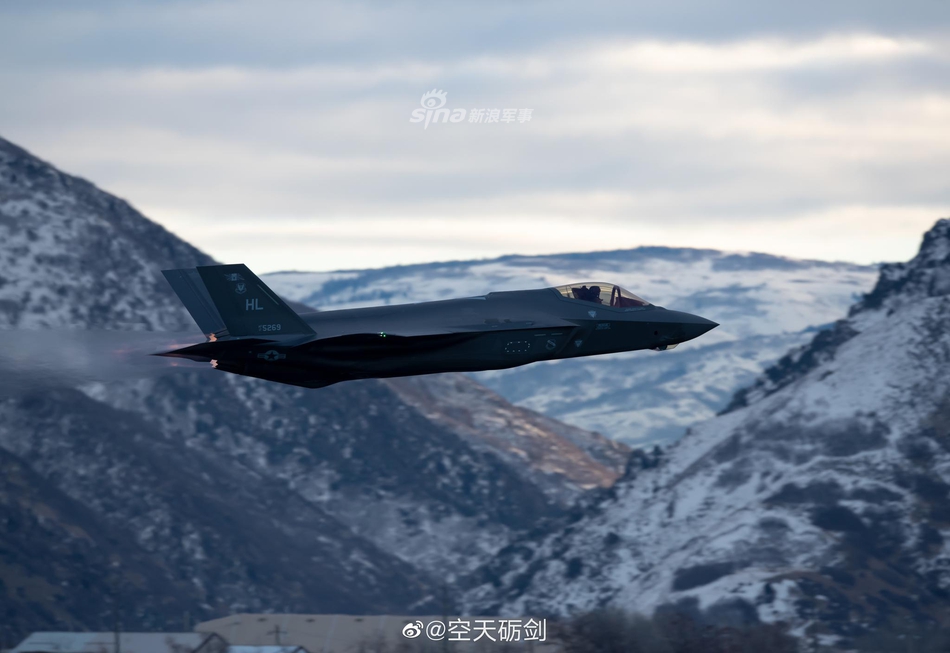 肥电雪中飞!美国空军f35a进行飞行训练穿梭高原雪山