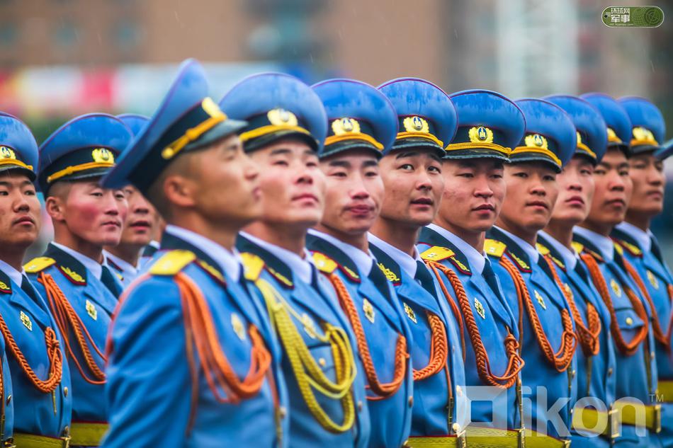 画面相当魔幻!蒙古举行盛大阅兵式庆祝独立97周年