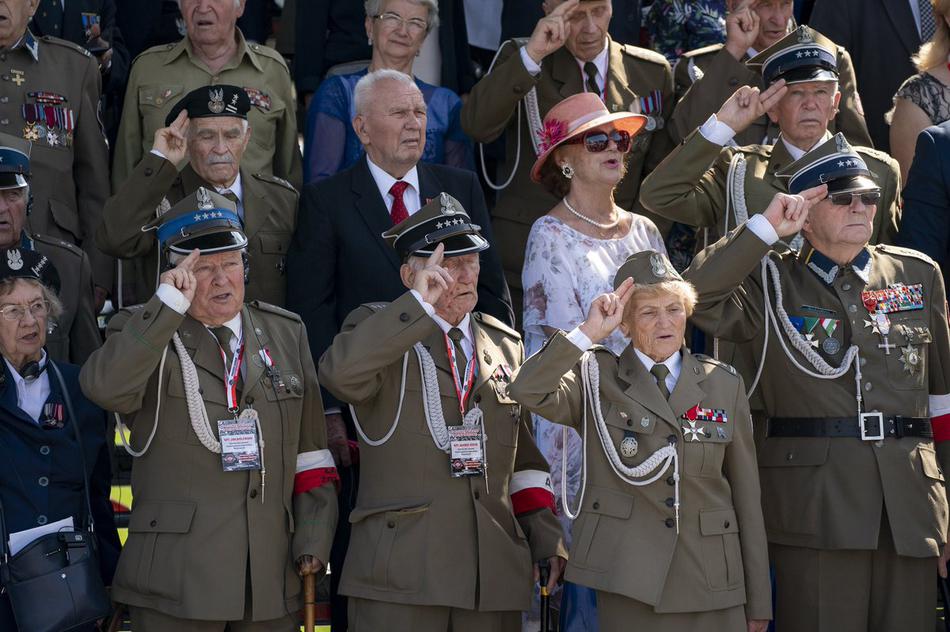 波兰纪念二战爆发80周年 仪仗队接收检阅