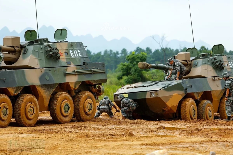 向敌人倾泻"真理"!我军122轮式榴弹炮集群快打快走