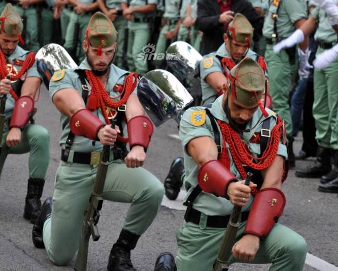 夜店顶梁柱!西班牙外籍兵团大兵身材劲爆眼神轻佻