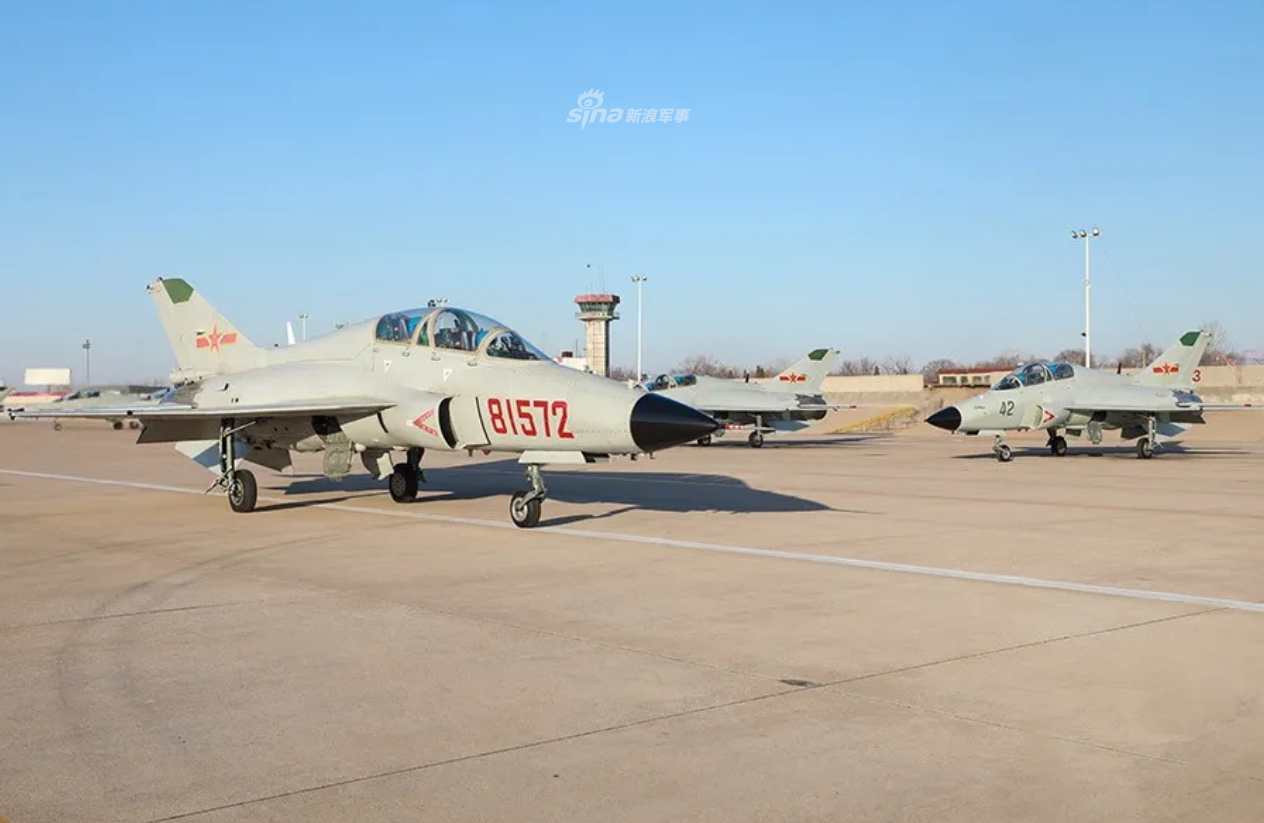 山鹰迎风启航!海军航空兵jl9教练机多机编队训练