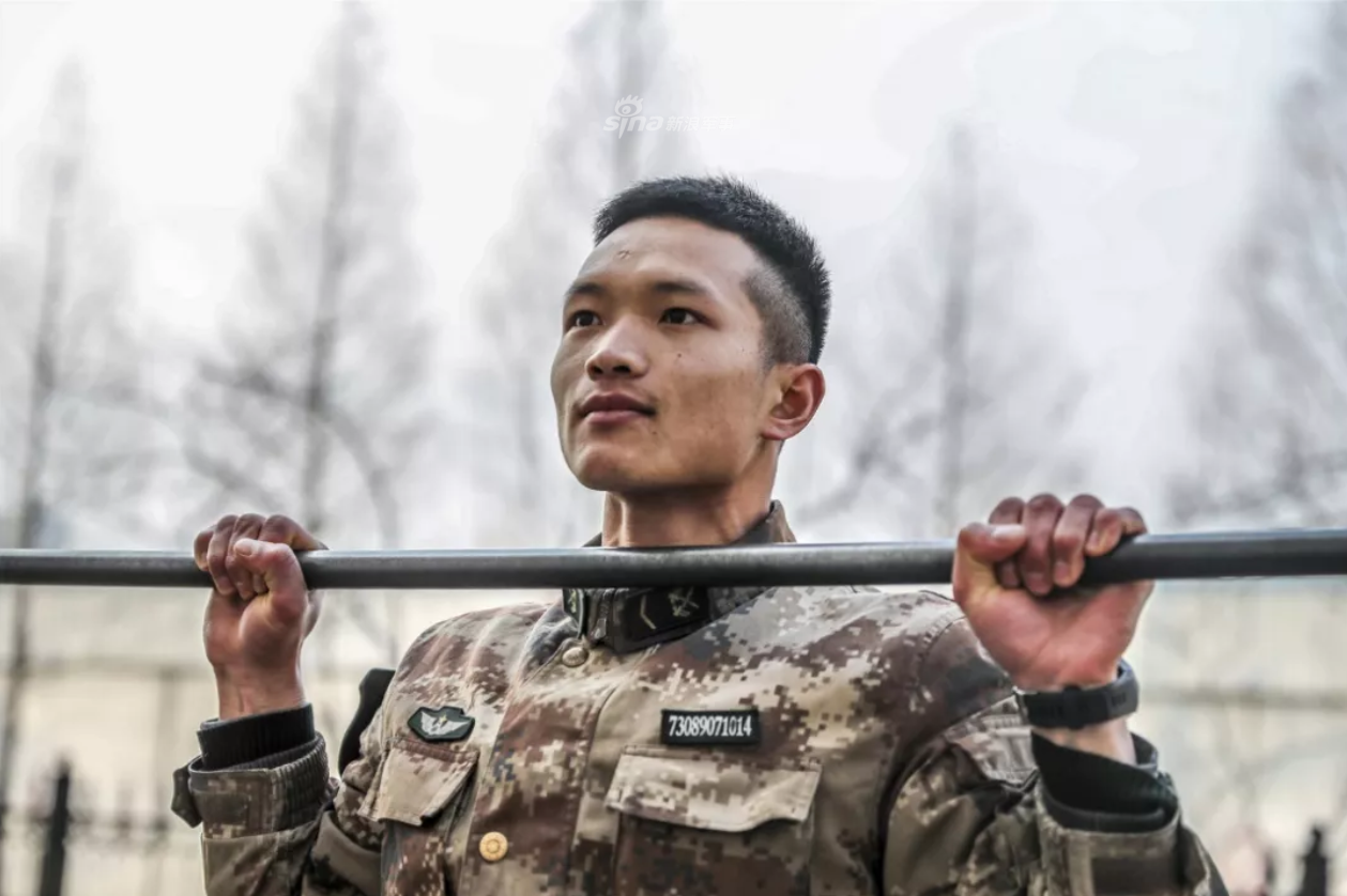 军营健身争霸赛!跟兵哥哥一起练出麒麟臂马甲线