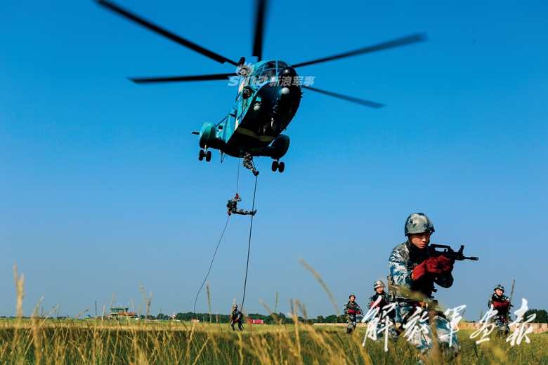 这一身蓝上天入地空降兵某空突旅开展空地协同演练